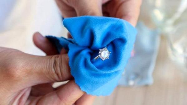جواهرات را چطور تمیز کنیم؟ جواهرات را چطور تمیز کنیم؟